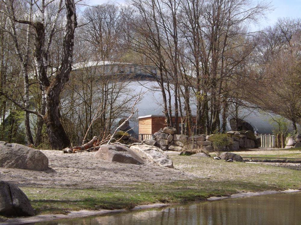 Nashornhaus von der Bantenganlage aus gesehen