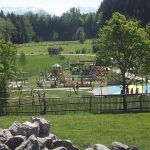 Ausschnitt des Bergtierparks: Spielplatz, davor Streichelzoo, Norikergehege, im Hintergrund Rothirschgehege und Damwild/Mufflon-Anlage mit Greifvogelschau