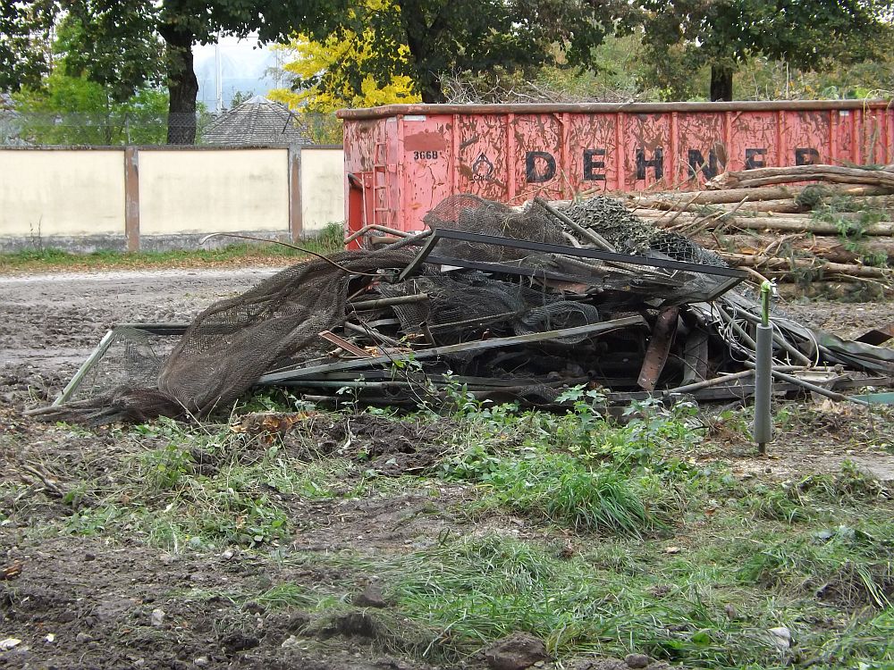 Die Reste der alten Vogelvolieren (Zoo Augsburg)