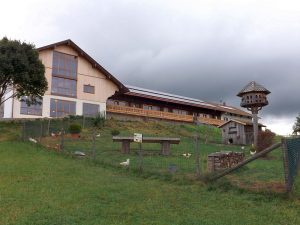 Links befindet sich der Indoor-Spielplatz, davor die Anlage mit Haushühnern und Taubenschlag (Bergtierpark Blindham)