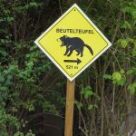 Hinweisschild: Beutelteufel hier lang! (Zoo Duisburg)