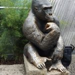 Gorillastatue am Eingang des Urwaldhauses (Tierpark Hellabrunn)